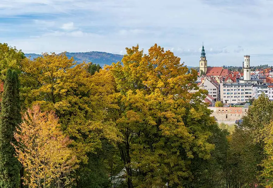Panorama Bystrzycy Kłodzkiej w jesiennych barwach